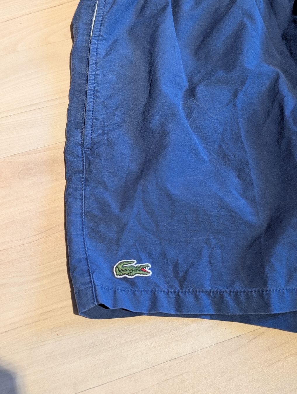 Lacoste Pantaloni: Lacoste Shorts Blau M vintage – Usato da Rütihof venduto da zoe.jpg 1