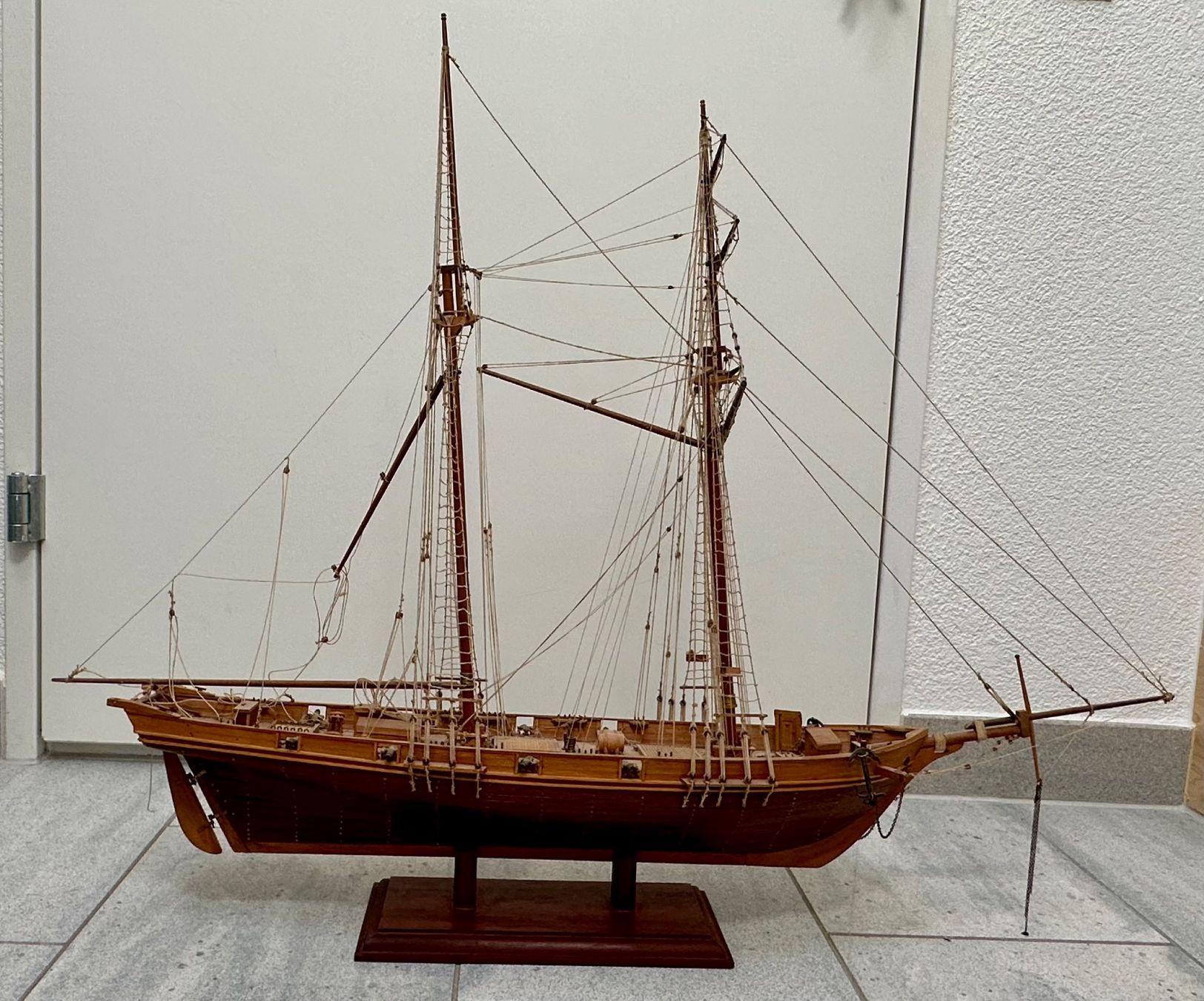 Kit di modellismo & Modellini statici: Holzschiffsmodell mit Ständer - Hingucker für Vitrine – Usato da Hedingen venduto da Banner