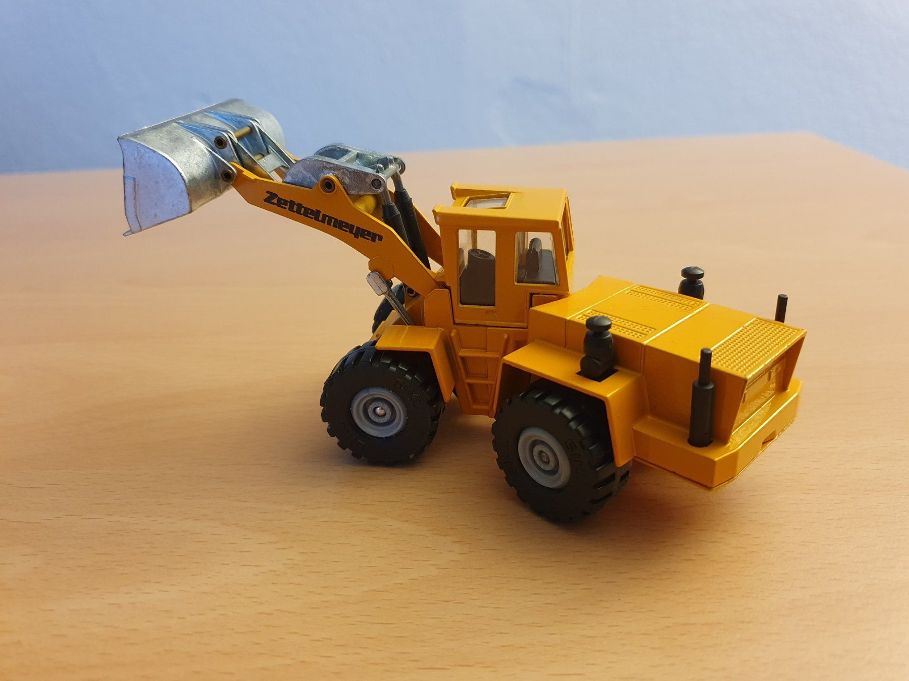 Siku Modellautos: Siku Radlader Zettelmeyer ZL 4002 1:50 – Neu (gemäss Beschreibung) aus Triesen von platzproblem1 3