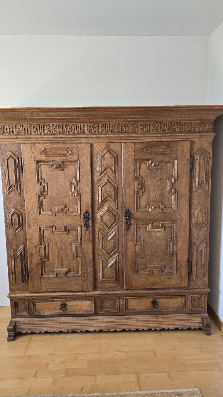 Armadi: Massiver alter  Holz Schrank  – Usato da wallisellen venduto da funkelsternchen5 5