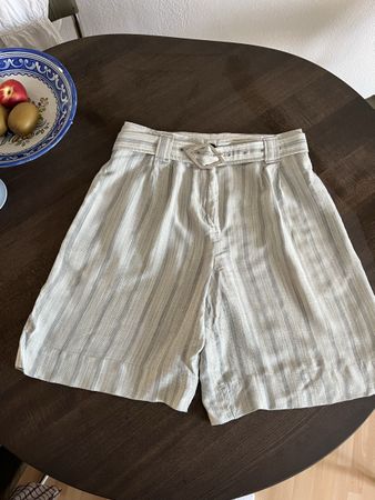 Ganni gestreifte Shorts mit Gürtel, Grösse 42