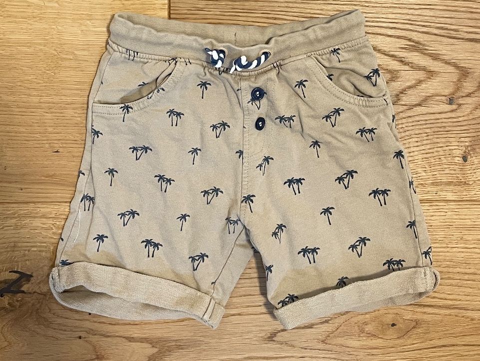 Pantalons: Blue Seven Shorts mit Palmen, Grösse 86 – D'occasion à Riedt b. Erlen par f.brown
