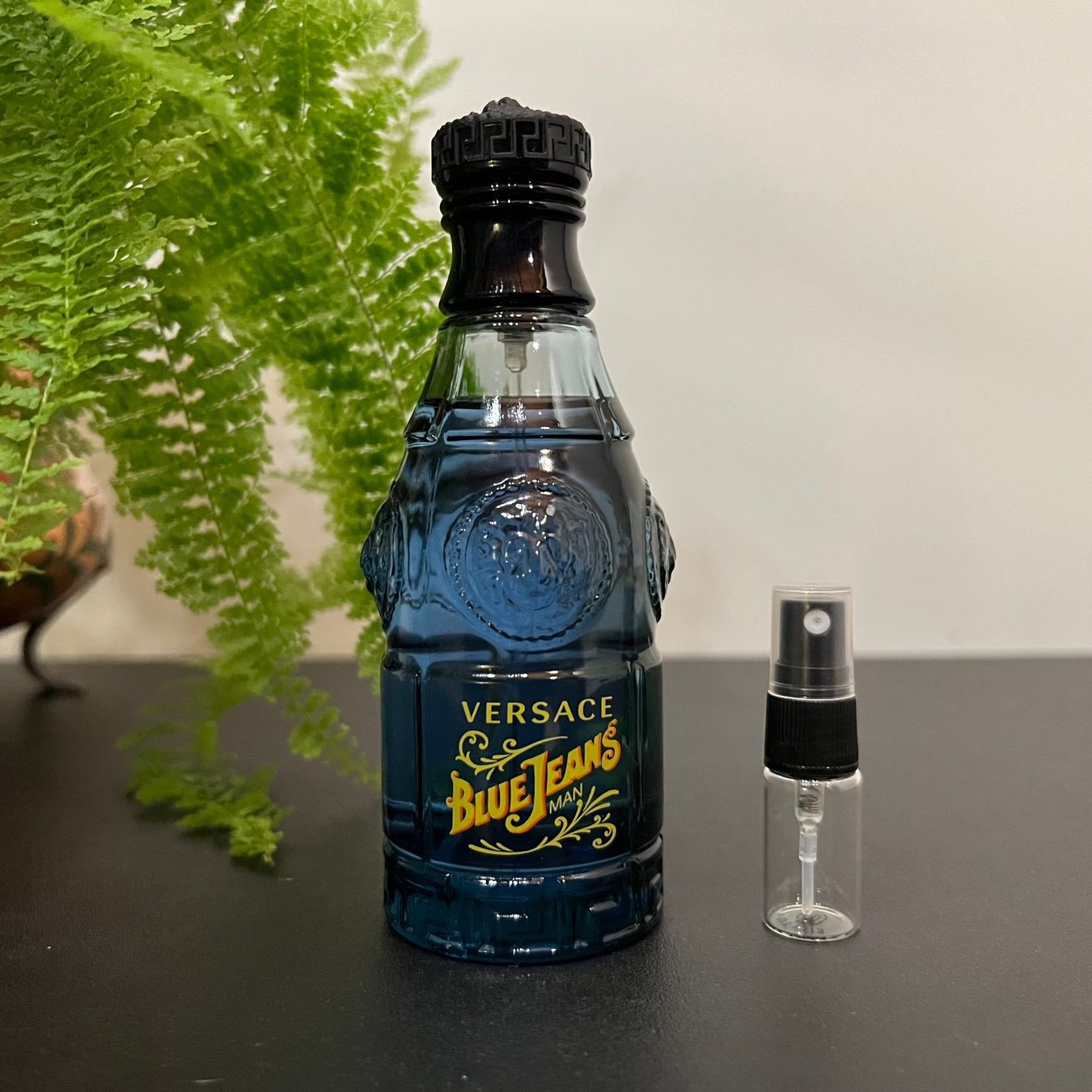 Versace Profumi & Eau de Toilette: Versace Blue Jeans 2ml Tester – Nuovo (secondo la descrizione) da Hüttikon venduto da Yatzu