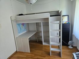 Hochbett mit Pult, Büchergestell und kleinem Schrank