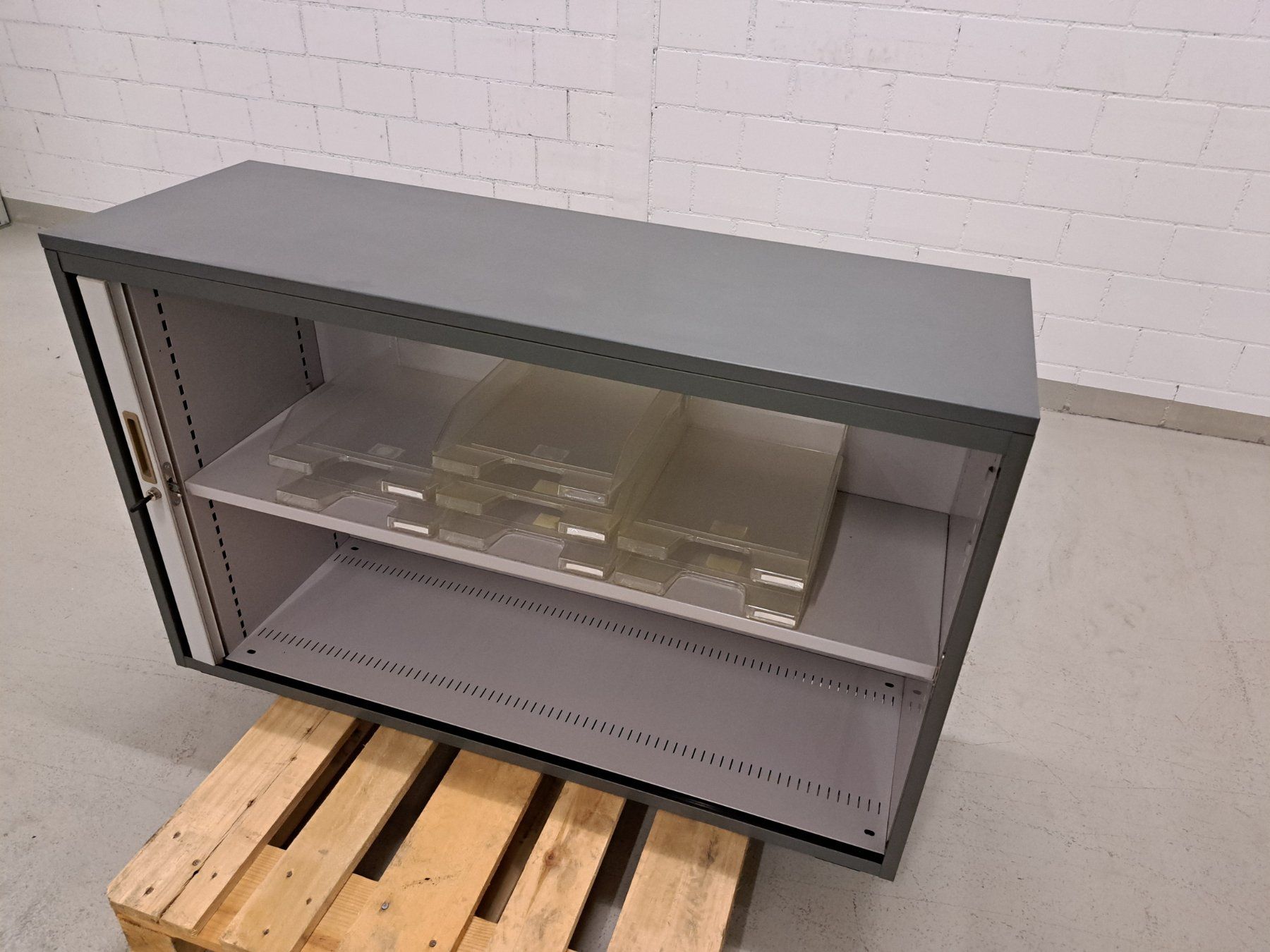 Lista Armadi: Sideboard Lista Office mit Rollladentür grau – Usato da Embrach venduto da lichttechnik 2