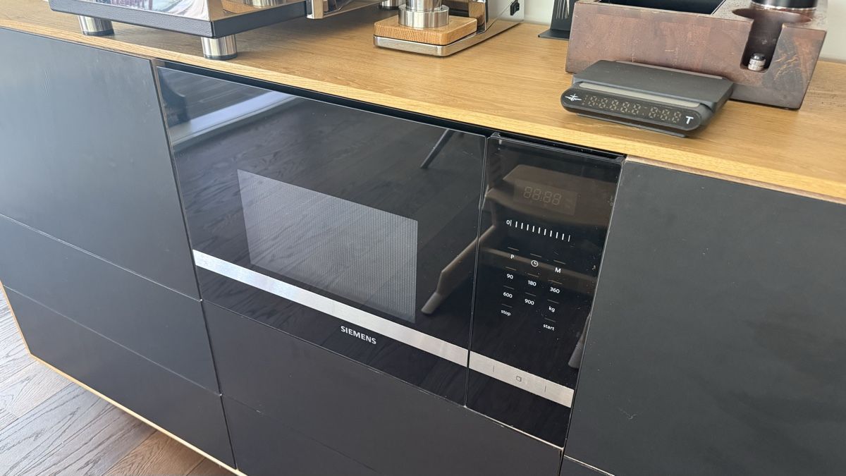 Credenze: Sideboard with built in microwave custom made – Usato da Rüschlikon venduto da sergir 3