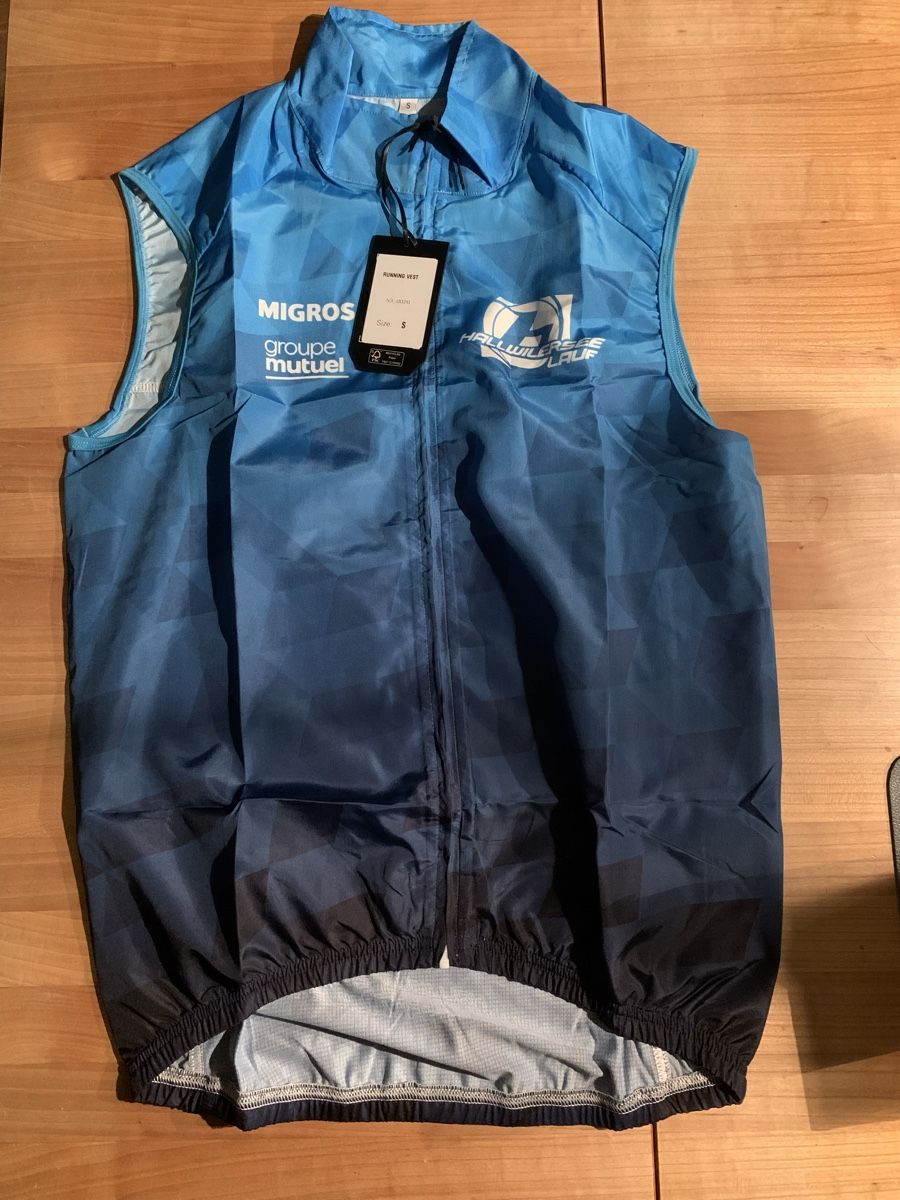 Canottiere & Pantaloni: Hallwilerseelauf Veste Running – Nuovo e nell'imballaggio originale da Aarwangen venduto da ChristineHoKa
