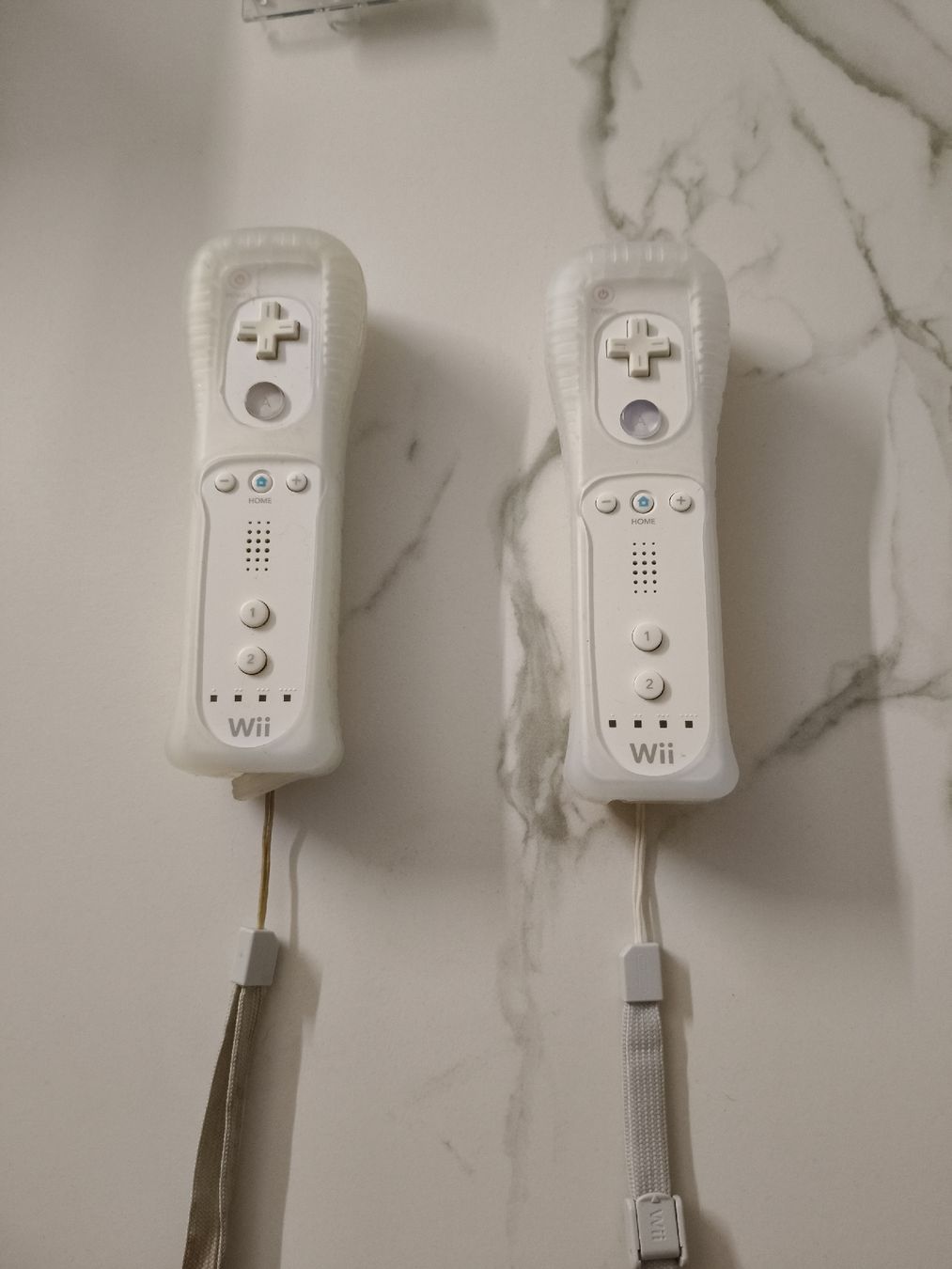 Nintendo Controller: Wii Remote, 2 Stk. Weisse Controller, Top Zustand! – Usato da Oensingen venduto da ece_8k7q