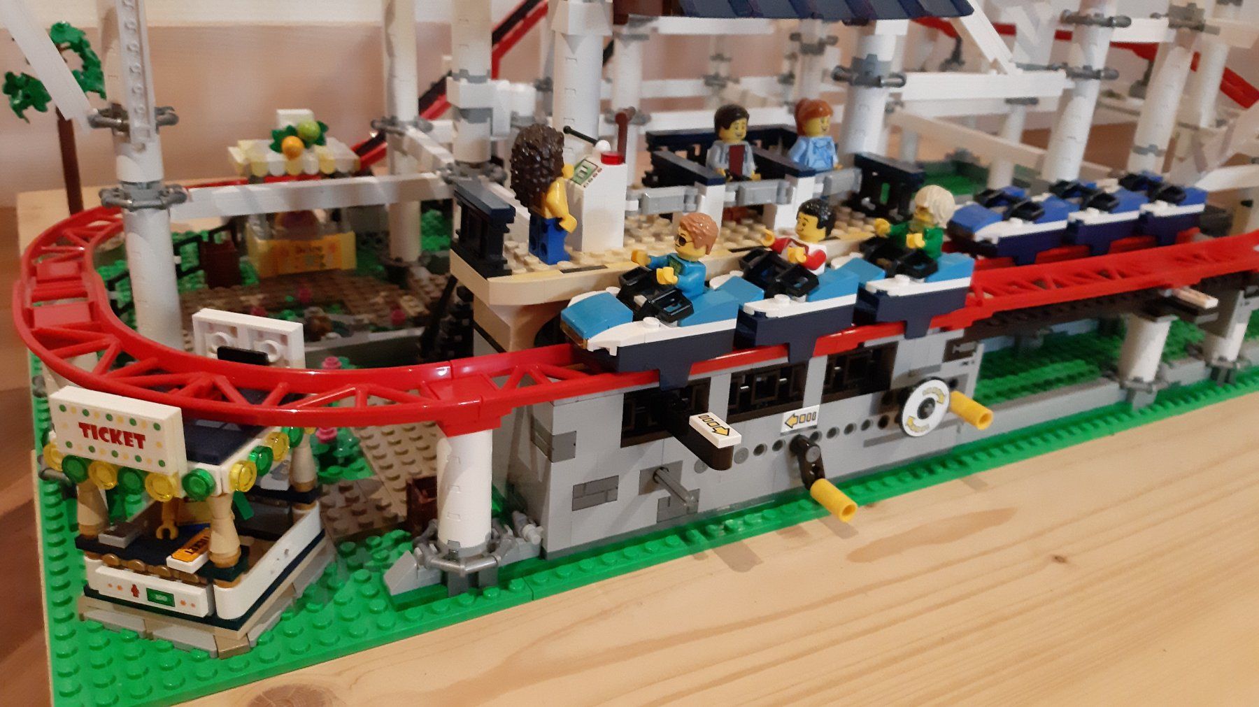 Lego Spielzeuge: Lego Creator Expert 10261 Roller Coaster | grosse Achterbahn – Neu (gemäss Beschreibung) aus Linden von  5