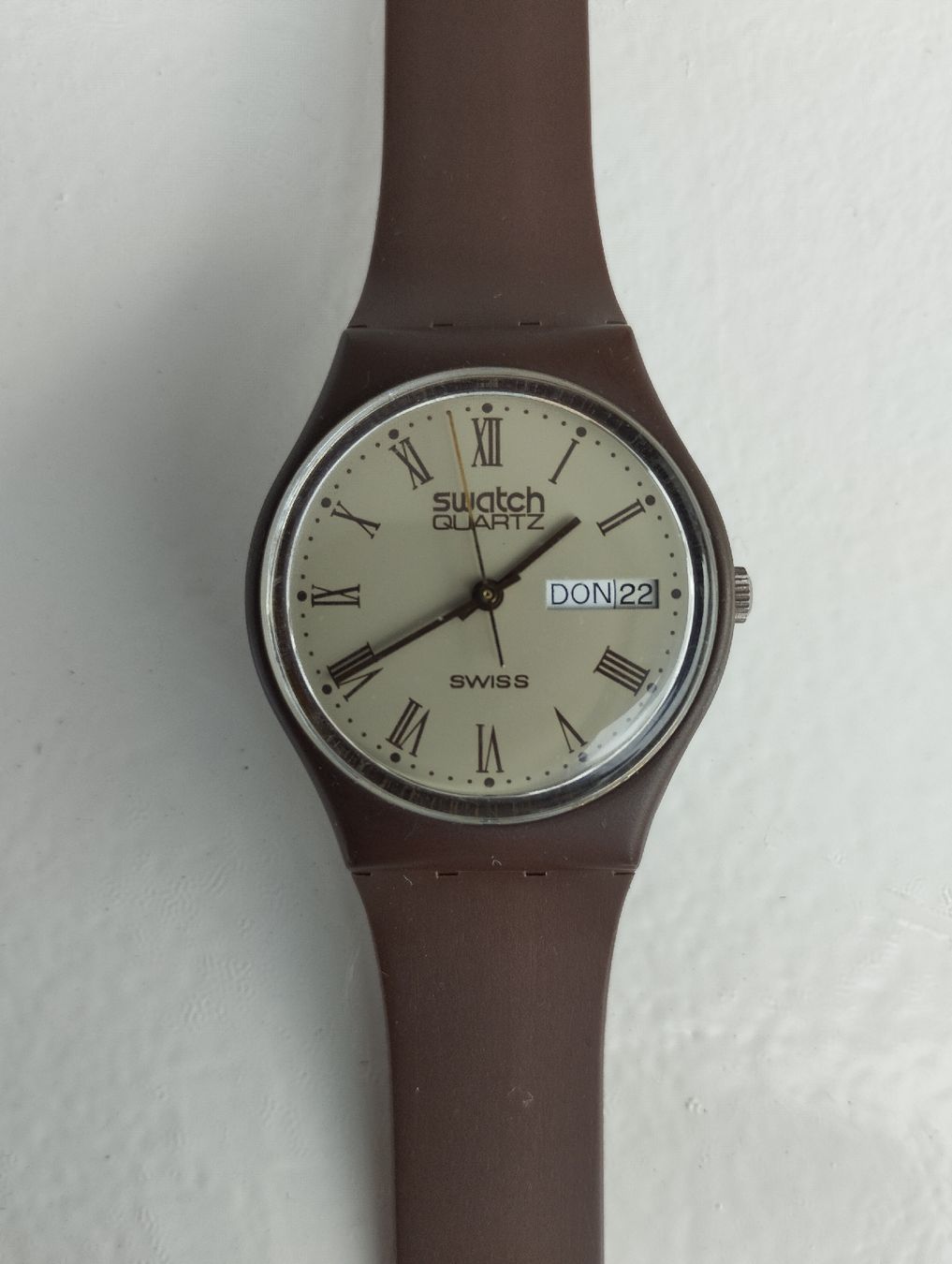 Swatch Orologi: Swatch braun, Backcode 983, Tag & Datum, sehr gepflegt, neu – Nuovo (secondo la descrizione) da Ostermundigen venduto da Dinge1 7