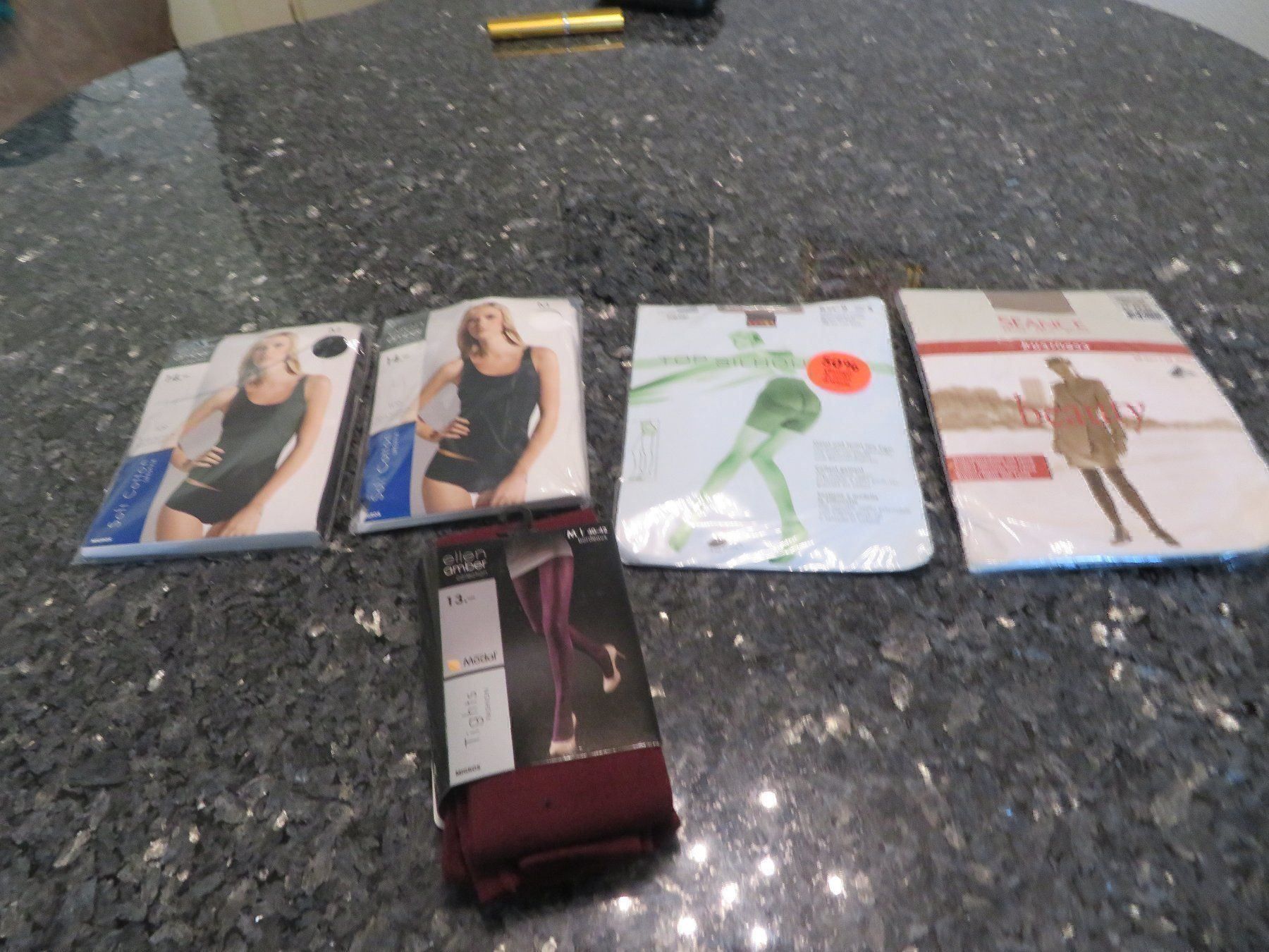 Sonstige Unterwäsche: Damen  Unterhemd und   2X  BH – Neu und originalverpackt aus Rüfenacht BE von tial70