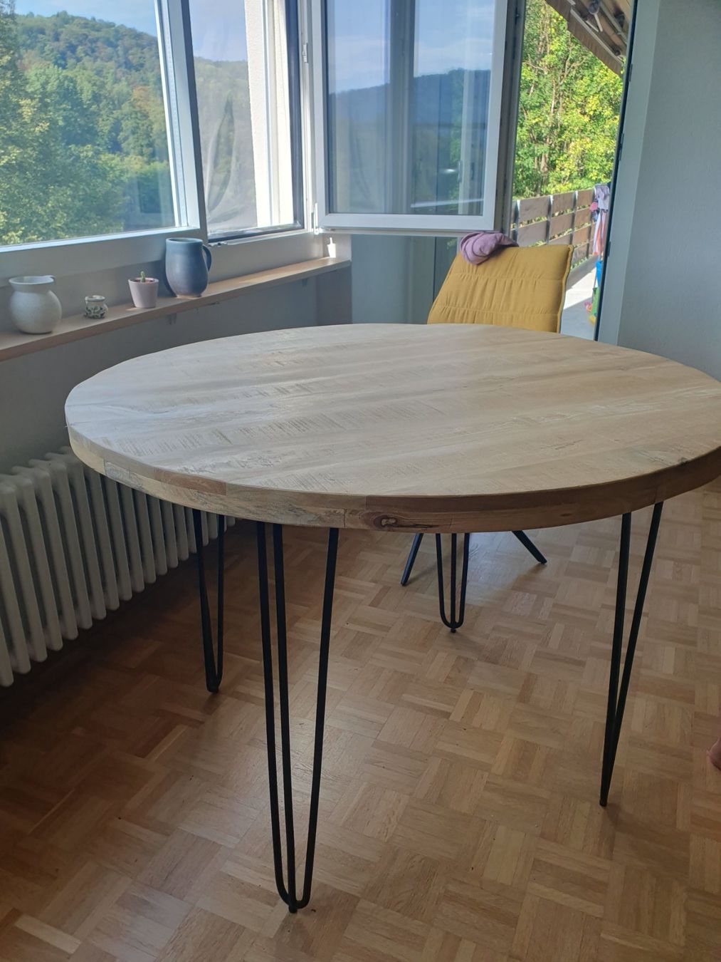 Maisons du monde Tische: Runder Esstisch "industriell" – Gebraucht aus Nussbaumen AG von jul_t76k