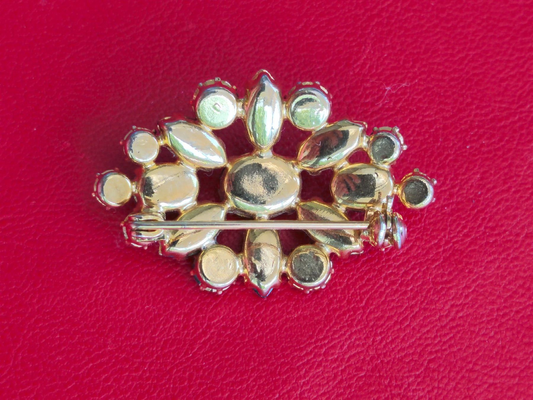 Broschen & Nadeln: Brosche mit Glassteinen Modeschmuck, fairer Versand – Gebraucht aus Zürich von Tanteemma369 2