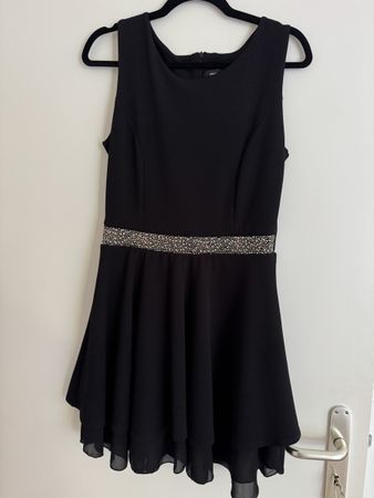 Elegantes, kurzes, schwarzes Kleid mit Steinchen-Details
