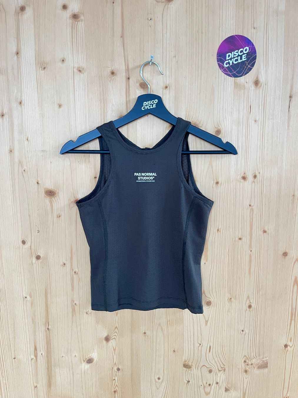Pas Normal Studios Canottiere & Pantaloni: % Pas Normal Studios Women's Sleeveless Base Layer - XS – Nuovo e nell'imballaggio originale da Bern venduto da Disco_Cycle