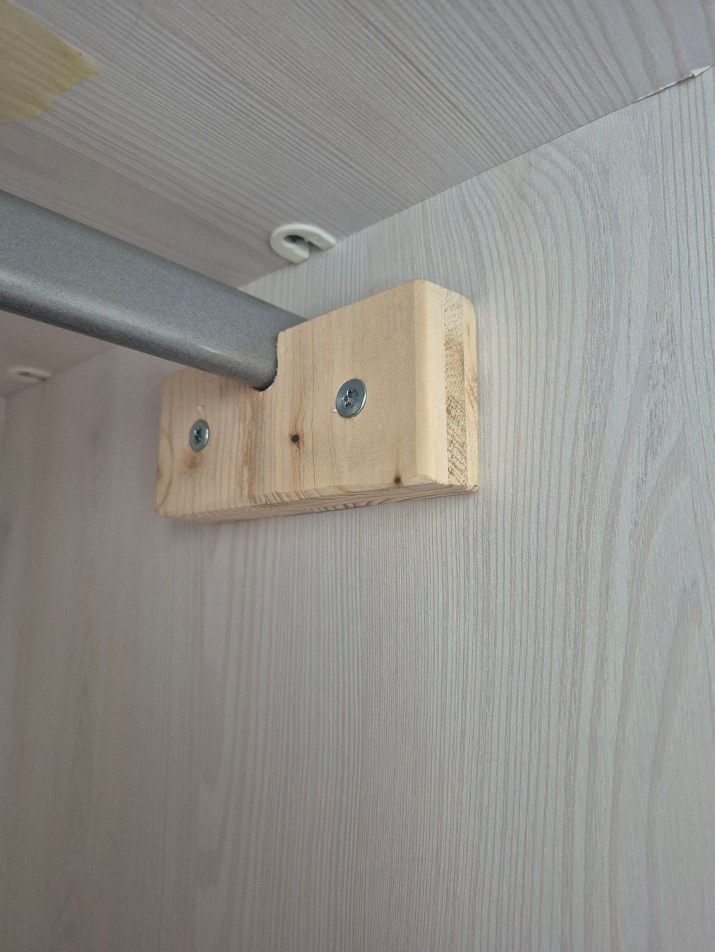 Conforama Armadi: Kleiderschrank-Landhaus-Stil – Usato da Lufingen venduto da mickymouse03 2