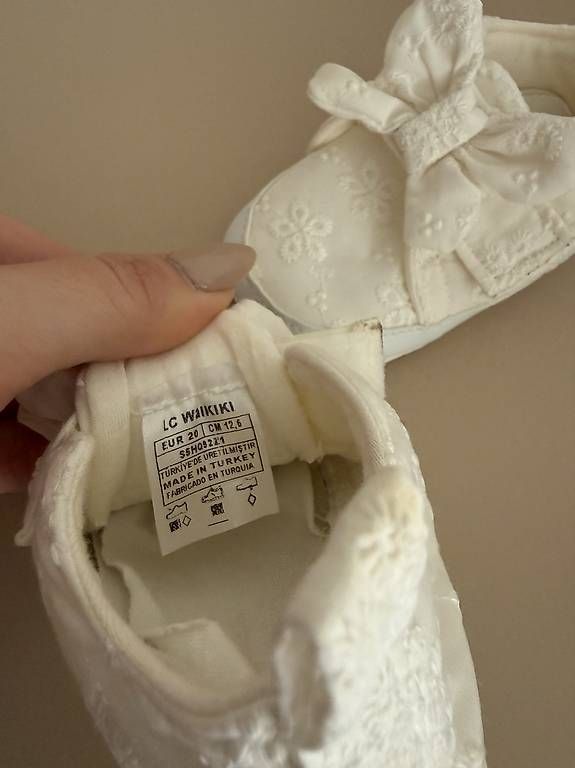 Chaussures garçon: Babyschuhe mit Schleifen  Grösse 20 – D'occasion à Bülach par SerenOcak 2