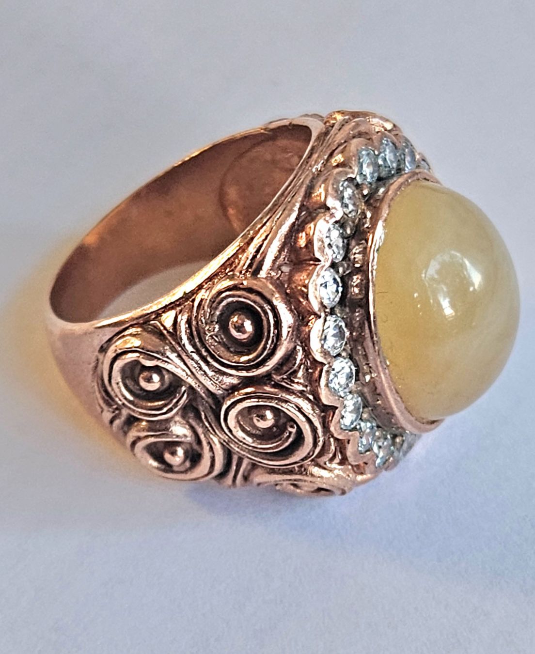 Bagues: Ring mit hellem Cabochon Jade – Neuf (Voir description) à Zürich par adriben