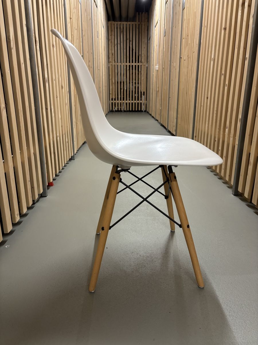Sedie: Stuhl weiss mit Holzbeinen – Usato da Strengelbach venduto da AWE01 1
