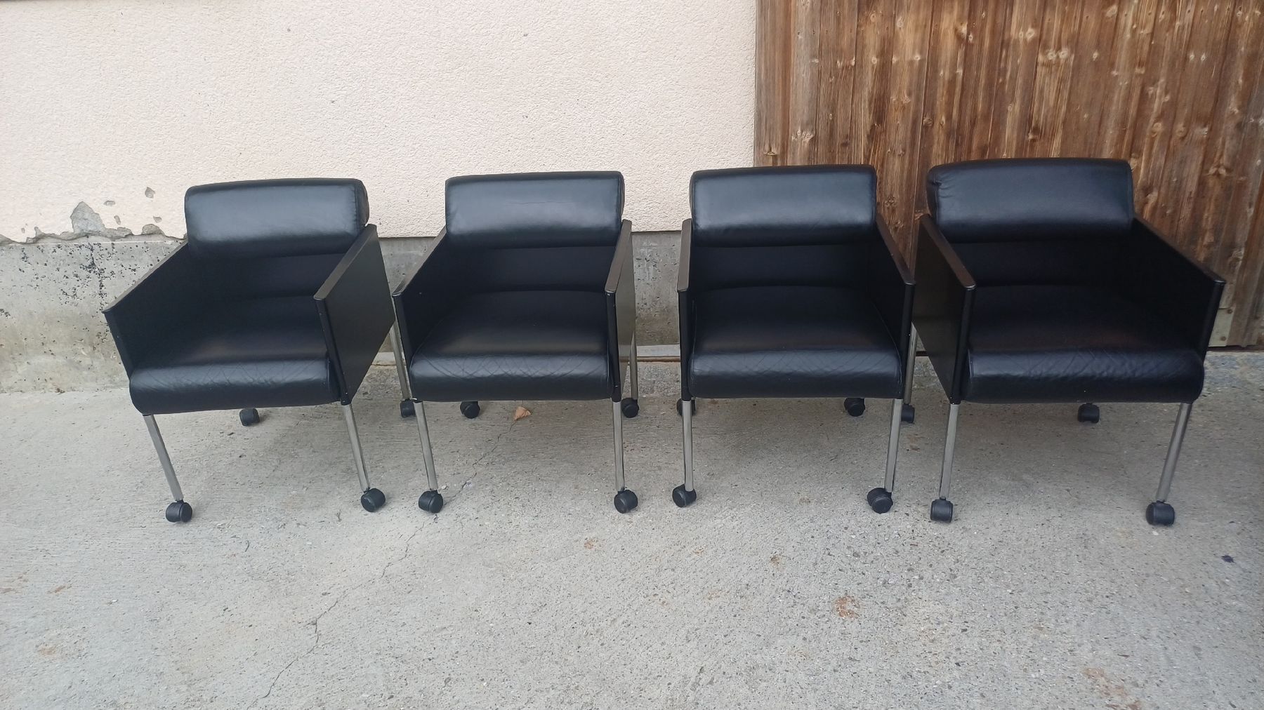 Sessel: 4 Sessel Rosenthal Einrichtung schwarz mit Rollen 47 – Gebraucht aus St. Gallen von DiesundDas.