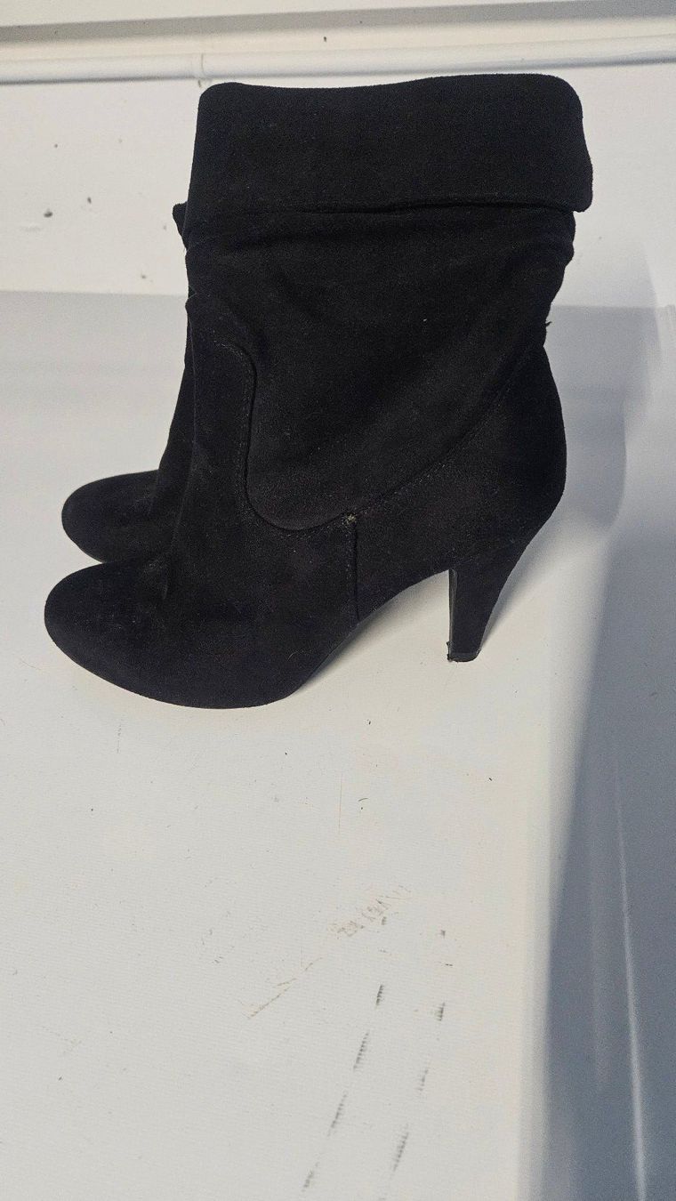 Scarpe da donna: Stiefeletten Grösse 38 kaum getragen – Usato da Kleinandelfingen venduto da jessi2209