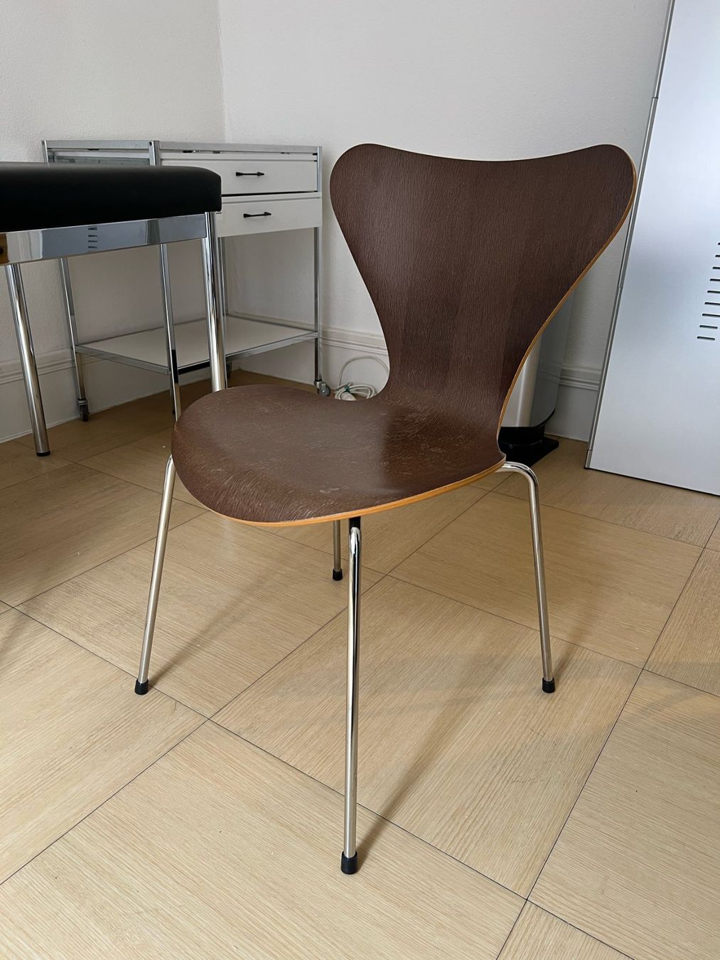 Fritz Hansen Stuhl Serie 7, dunkelbraun (Gebraucht) in Zürich für CHF 140 – nur Abholung auf Ricardo kaufen