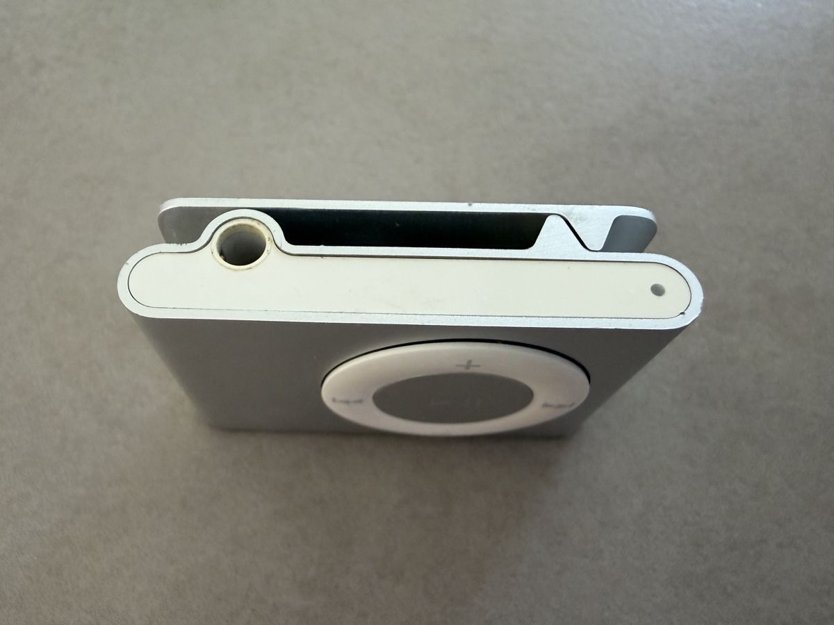 Apple Lettore multimediale portatile: Apple iPod Shuffle 2. Generation Silber mit Ladekabel & Dock – Difettoso da Adliswil venduto da Stardust11 2