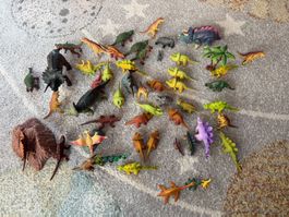 50+20 Dinosaurier Spielzeugfiguren Kunststoff gebraucht