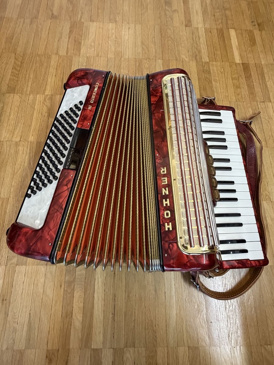 Akkordeon Hohner Concerto III rot gebrauchter Zustand (Gebraucht) in ...