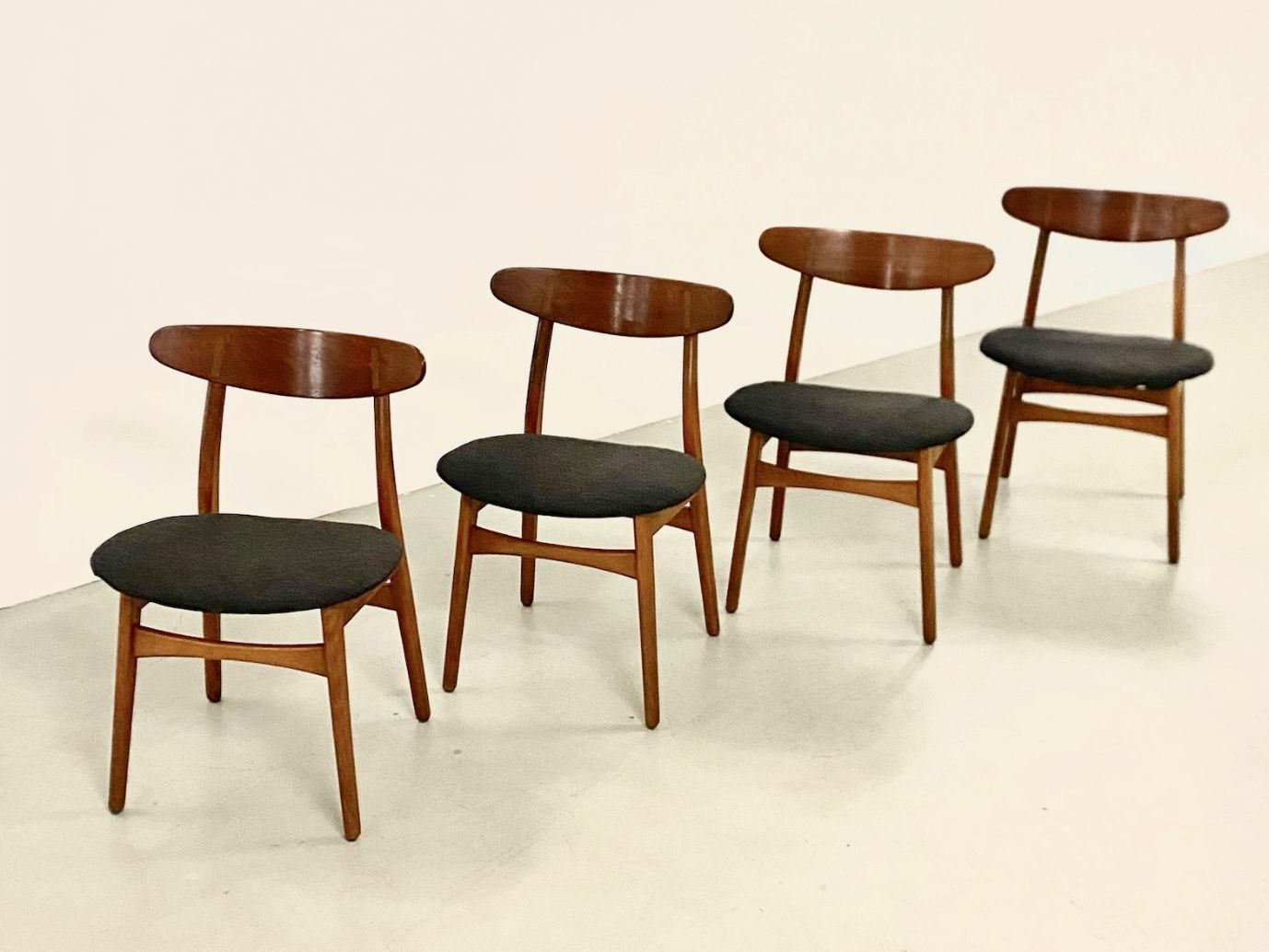 Poltrone: 4x Hans Wegner Stühle CH30 Denmark 60s – Usato da Basel venduto da MidMod20C