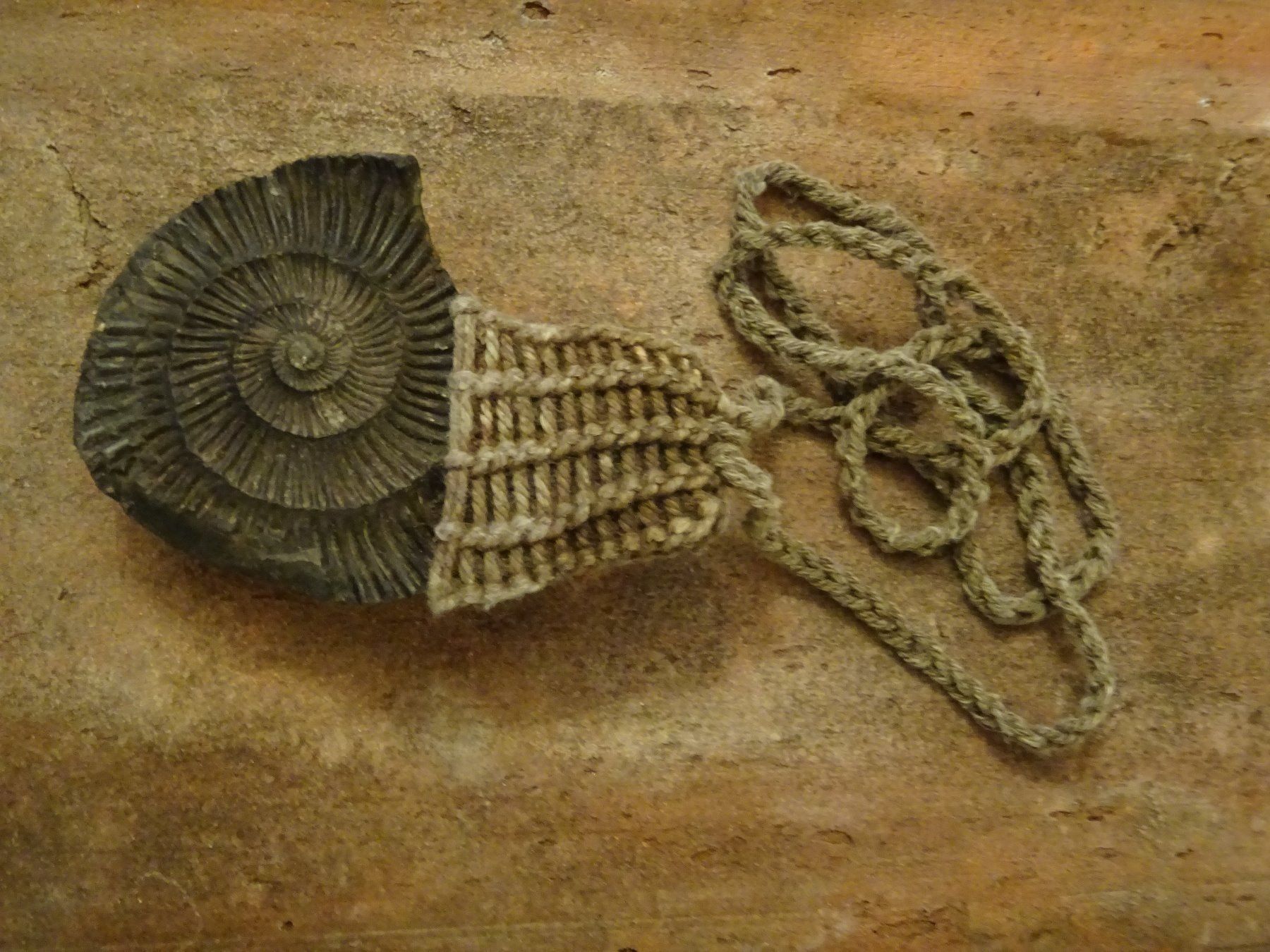 Sculture & Statue: Kette Ammonit Krieger Kannibale / Papua – Usato da Esslingen venduto da FetteSchnecke 4