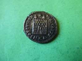 uralte Bronzemünze Stadttor  18 mm     2.71 gr