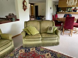 Grüne Vintage Couch, 2-plätzig mit Fransen - Top Zustand!