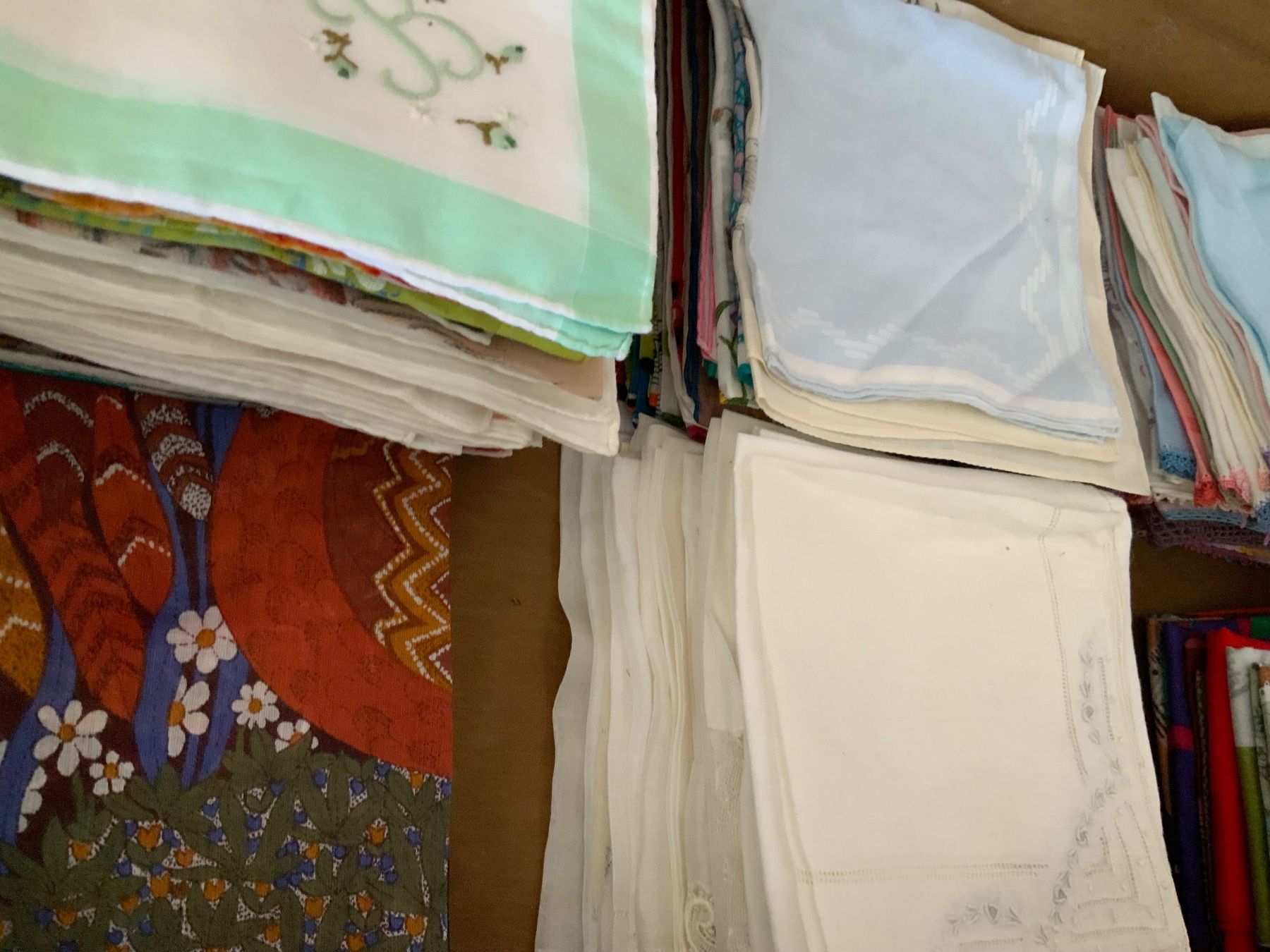 Sonstige Kleidung & Accessoires: Ein alter Koffer mit Taschentuchsammlung – Gebraucht aus Wil SG von Strila 2