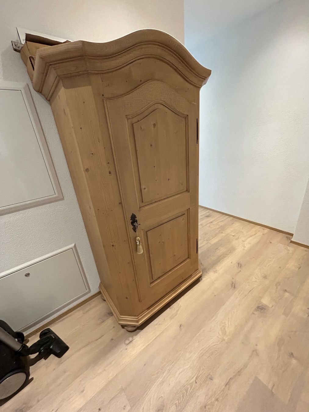 Armadi: Schöner Holzschrank – Usato da Innertkirchen venduto da Urbachtal