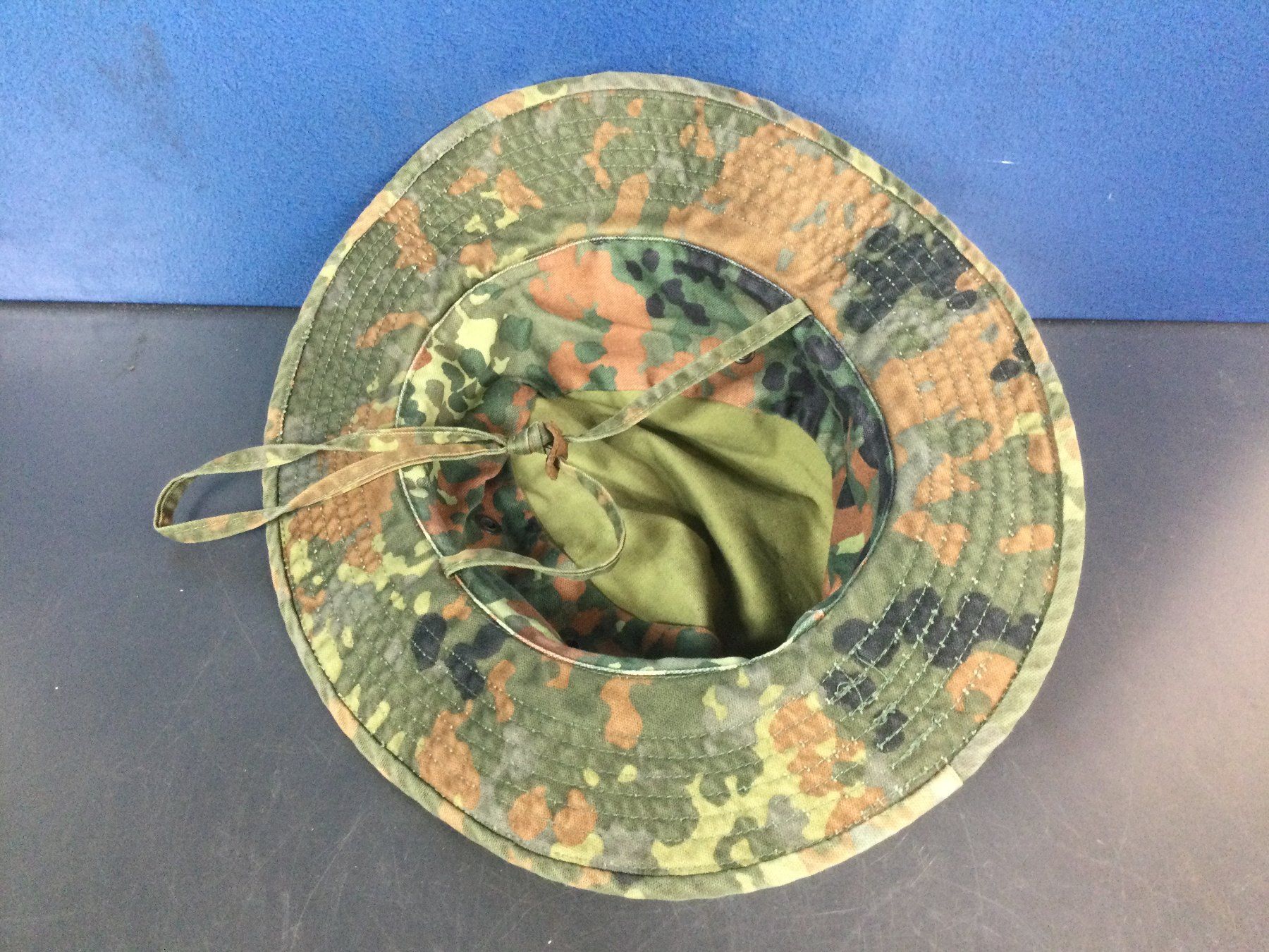 Stichwaffen: Gebrauchter Militärhut mit Tarnmuster Grösse 58/59 – Gebraucht aus Wangen SZ von kuriosum12 2