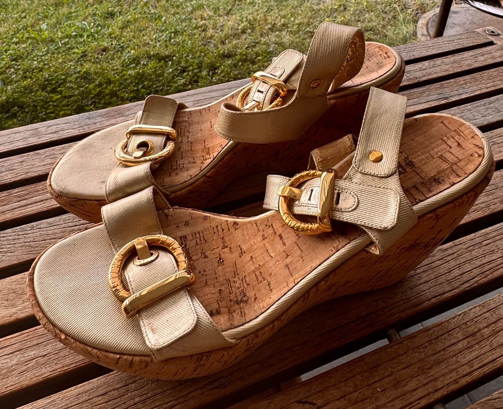 Stuart Weitzman Scarpe da donna: Stuart Weitzmann Sandalen gold mit Korksohle Gr. 38 – Usato da Baar venduto da 001loulou 2