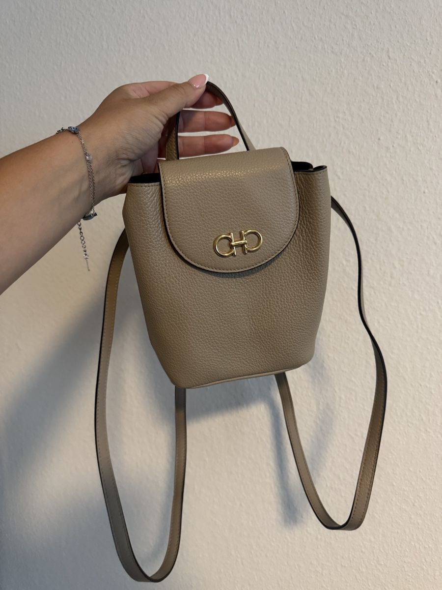 Salvatore Ferragamo Zaini: Salvatore Ferragamo Tasche – Nuovo (secondo la descrizione) da Dübendorf venduto da MariaS. 2