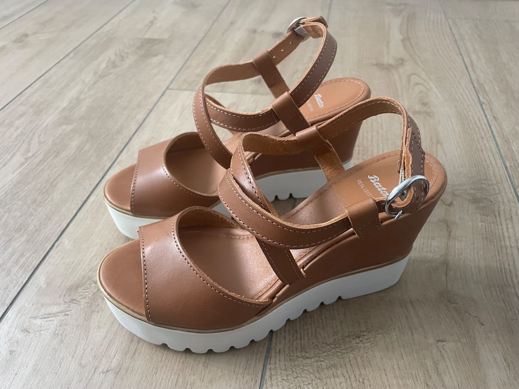 Scarpe da donna: Keilsandaletten von Bata Gr. 37 – Usato da Waltenschwil venduto da hansnine 1