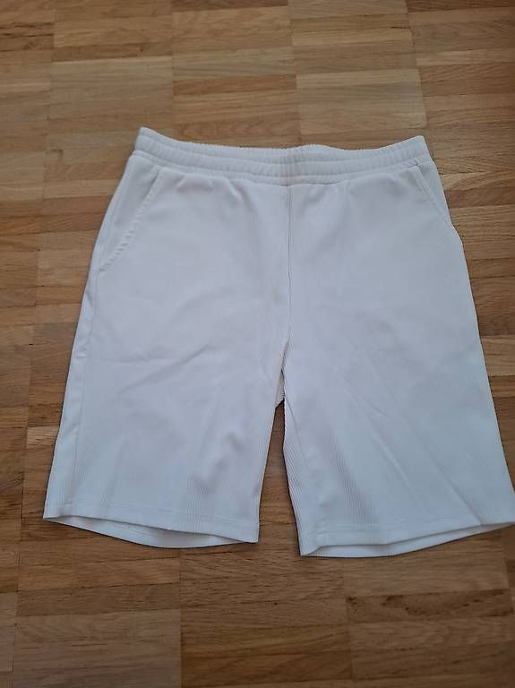 Pantaloni: Shorts YANGSTER  – Usato da Niederuzwil venduto da Liberatopixel