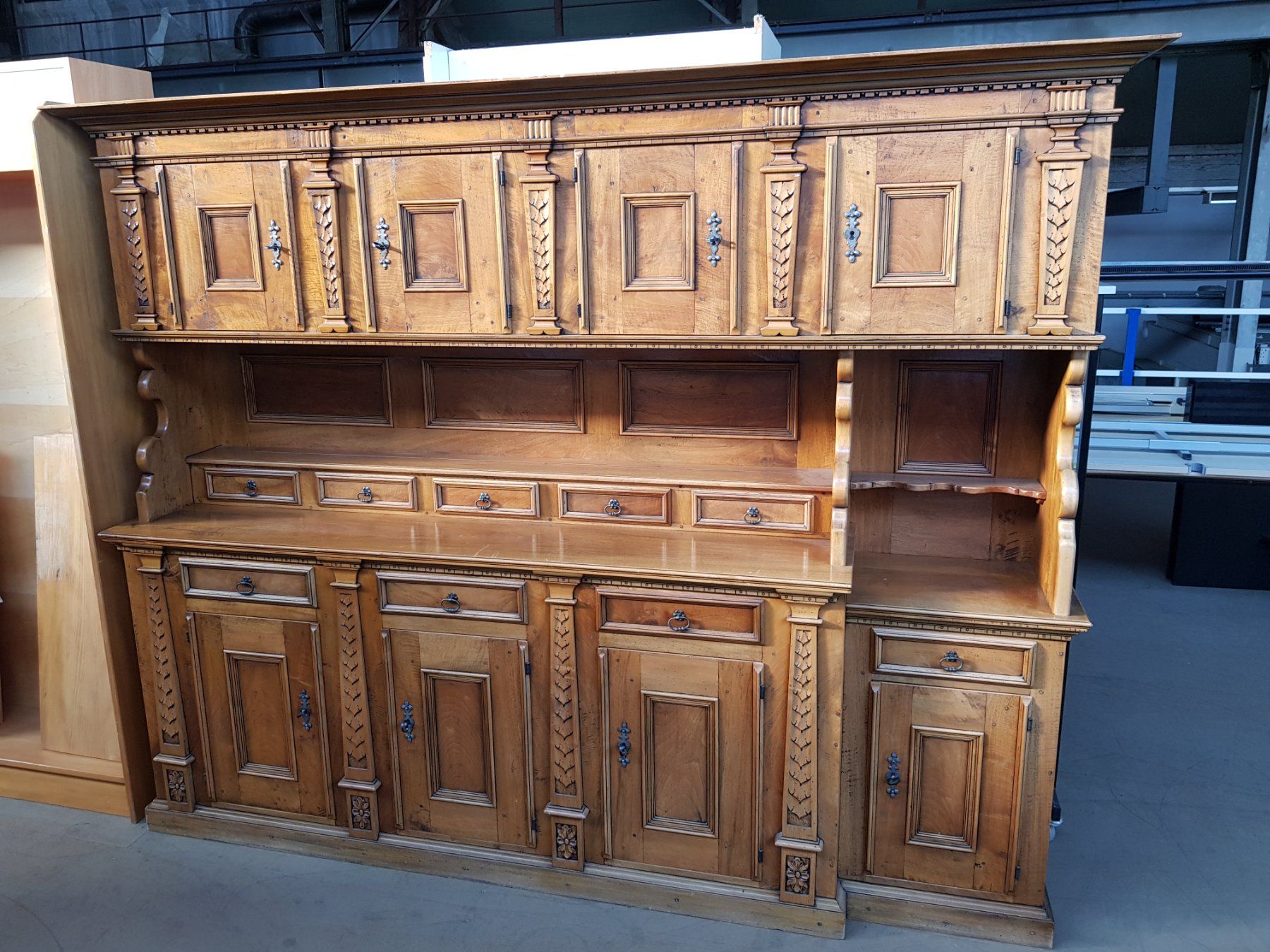 Buffets: Massiver Buffetschrank – D'occasion à Münchenstein par tsp01