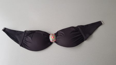 Haut de bikini noir avec broche décorative colorée taille S