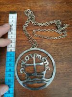 Pendentif ancien en avec motif original et chaîne