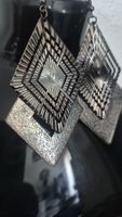 Orecchini pendenti color argento scuro con rombi