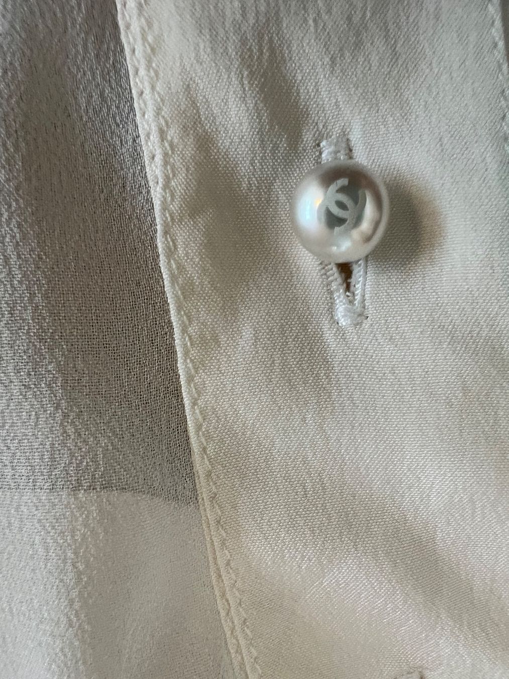 Chanel Camicette: Chanel 100 % silk blouse, size 36, perfect condition – Usato da Arzier Le Muids venduto da oma_w5bq 2