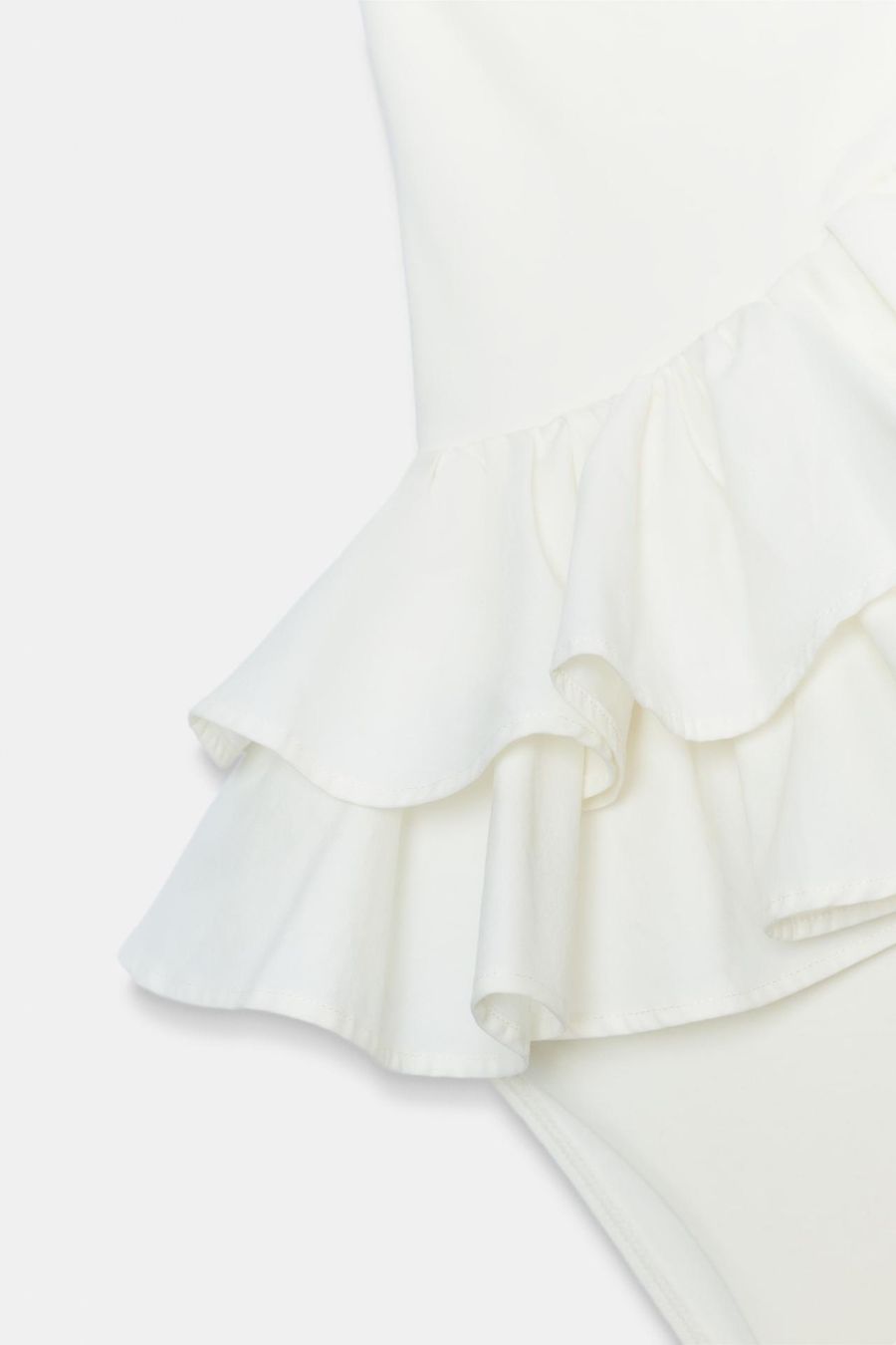 Top: ASYMMETRISCHER BODY MIT VOLANT CREMEFARBEN – Nuovo (secondo la descrizione) da Zürich venduto da fabienne1234 1