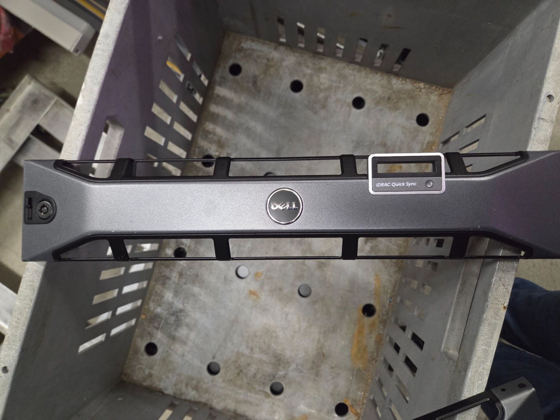 Dell Server: Dell Poweredge 2HE Frontblende Serverblende idrac Quick Sync – Nuovo (secondo la descrizione) da Zürich venduto da Alibaba1234