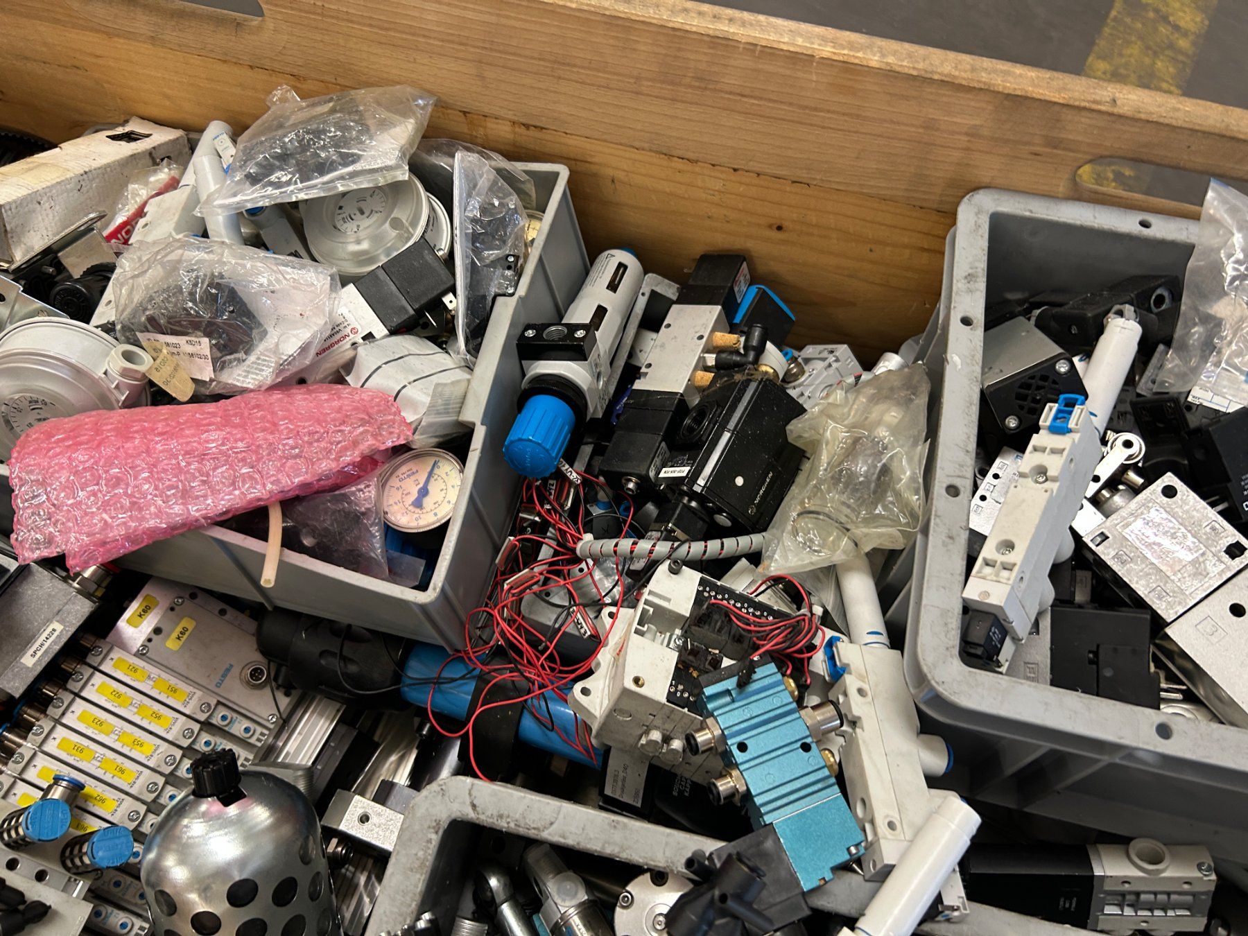 Festo Altro per industria metallurgica: Monster Posten Pneumatik Material - viel FESTO – Usato da Zofingen venduto da Maschinenfabrik 3