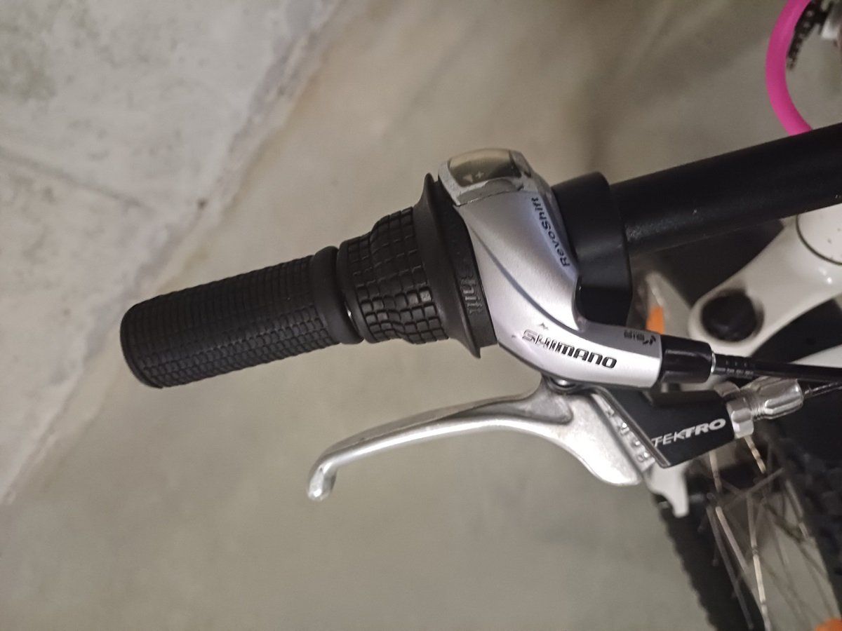 Specialized Velos: Kinder Mountainbike Specialized Riprock 24 – Gebraucht aus Niederbipp von  3