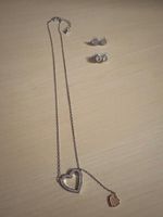 Un collier et des boucles d'oreilles Swarovski